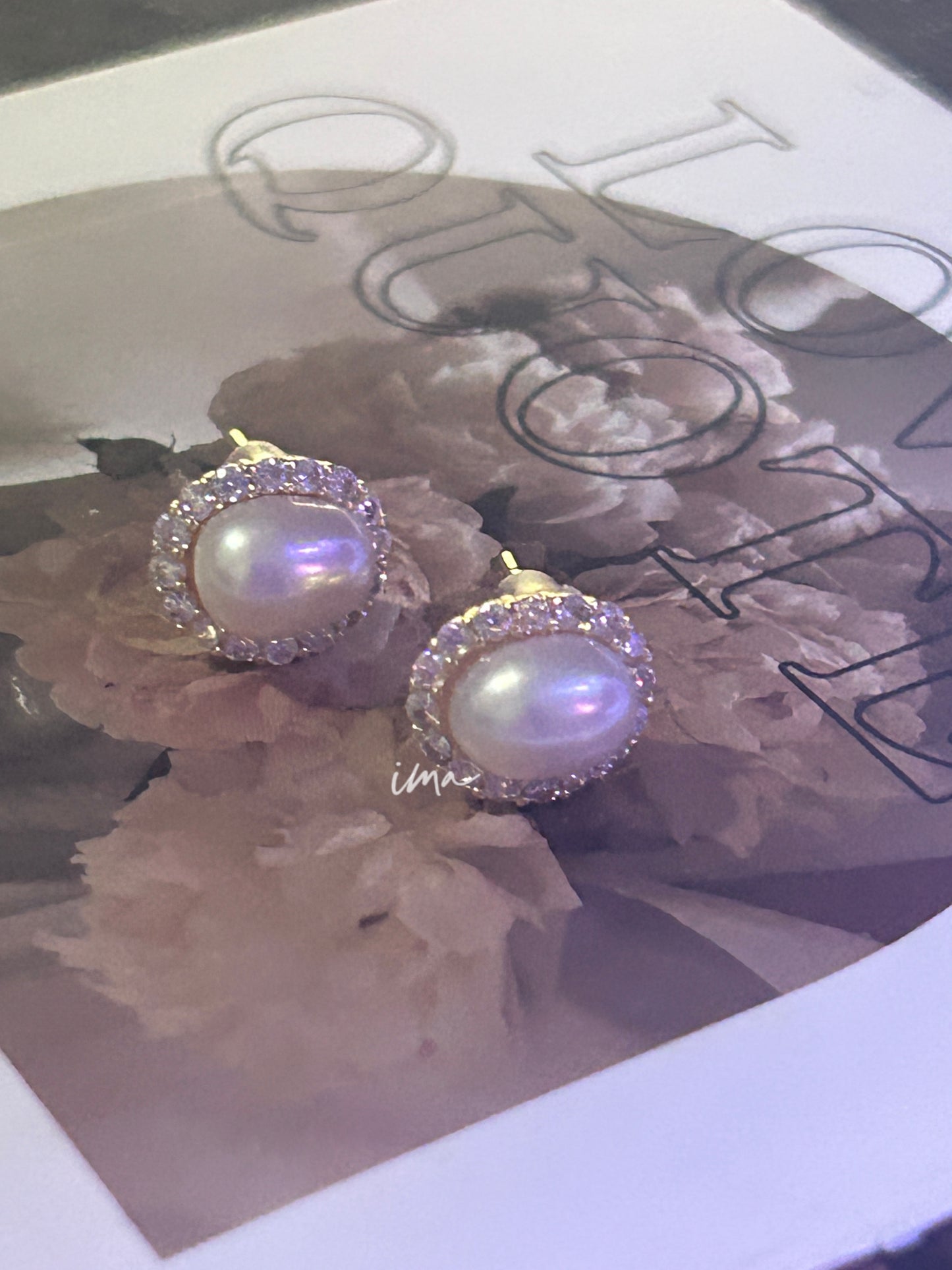 Court-style single pearl stud earrings