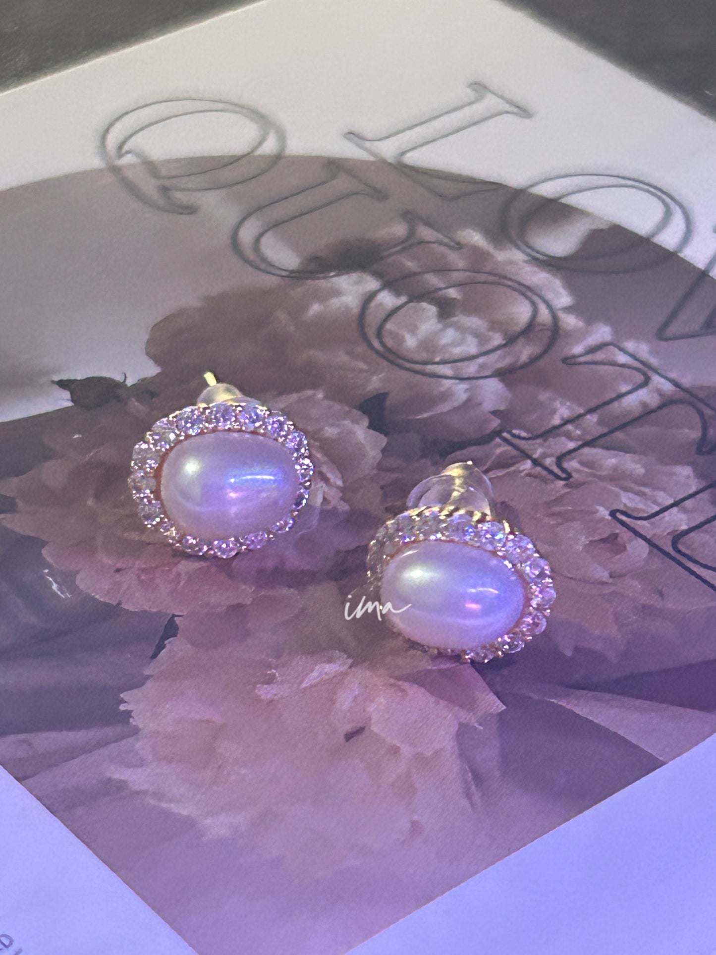 Court-style single pearl stud earrings