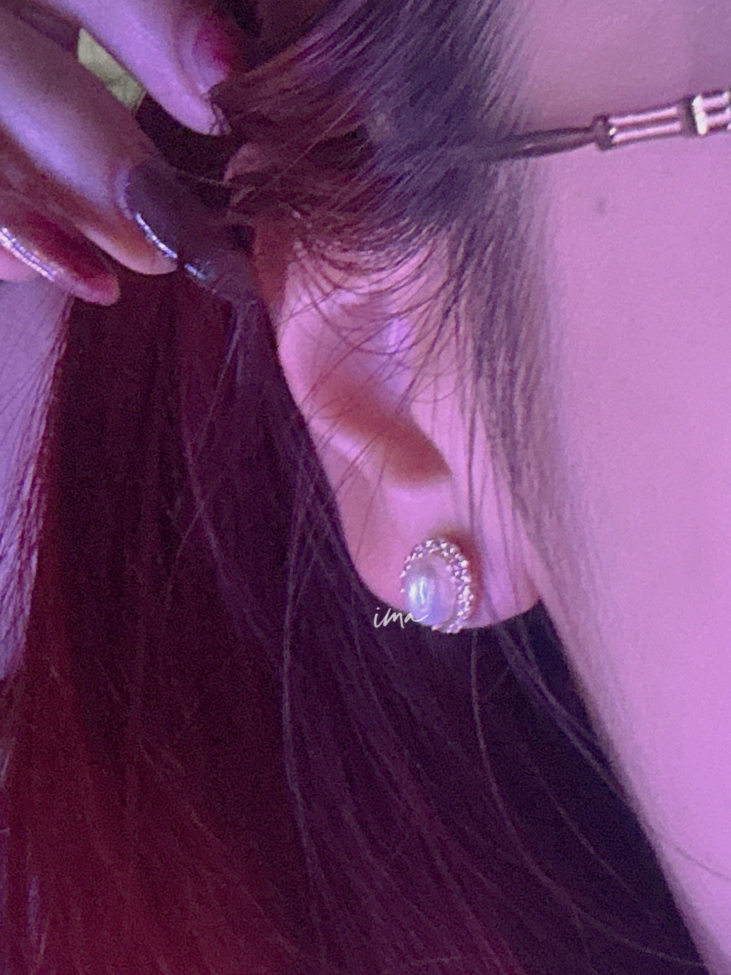 Court-style single pearl stud earrings