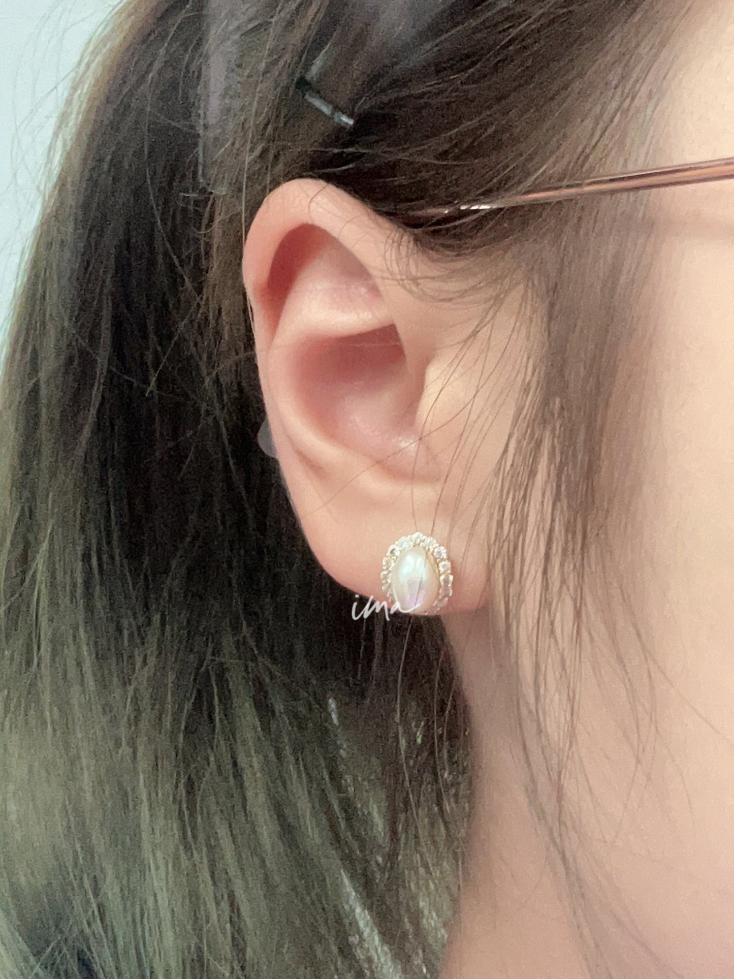 Court-style single pearl stud earrings